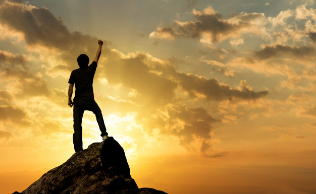 Источник: https://www.freepik.com/premium-photo/man-peak-mountain-sunlight-success-winner-concept_2684987.htm