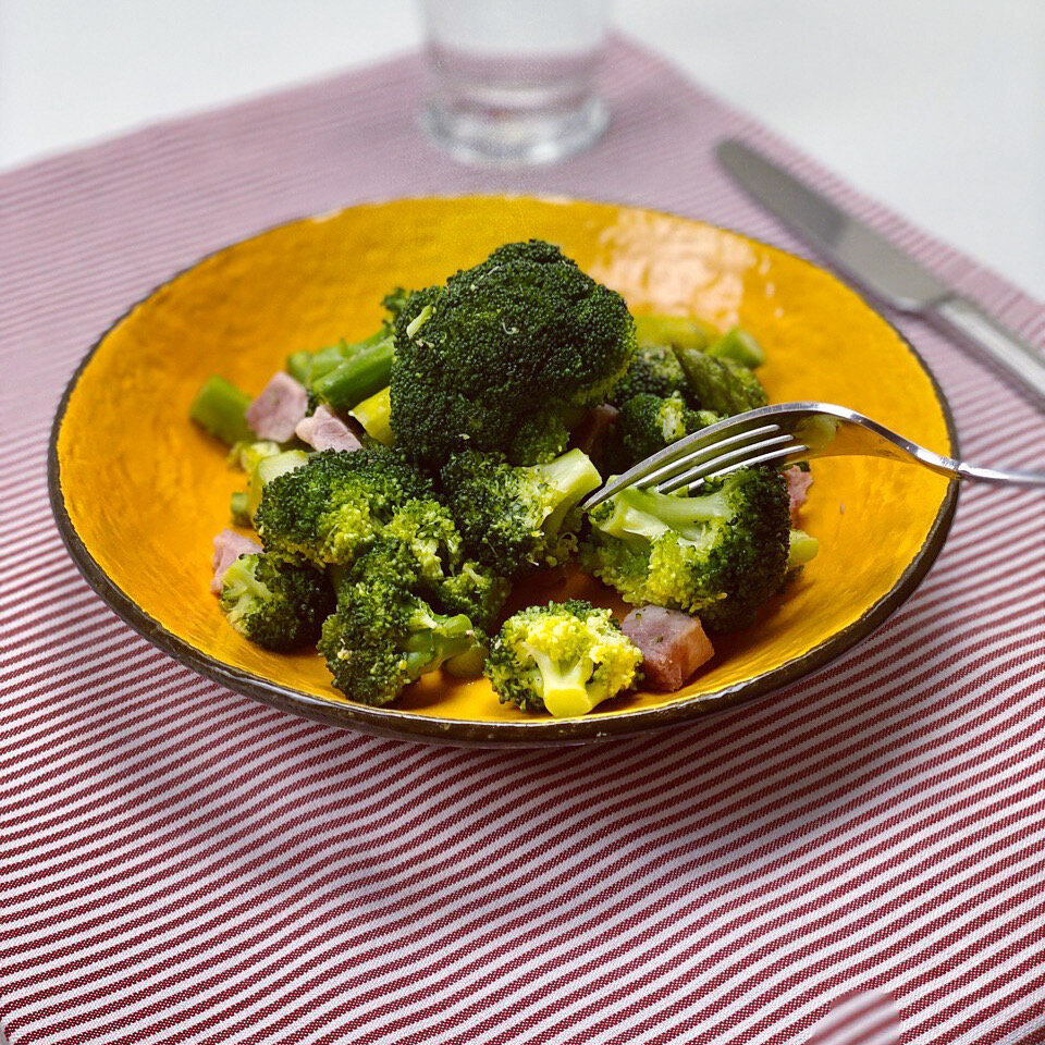 Спаржа с брокколи на сковороде "Вок" 