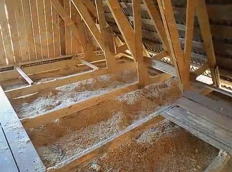 http://krovlyamoya.ru/wp-content/uploads/2017/12/uteplenie-cherdaka-opilkami-svoimi-rukami3.jpg