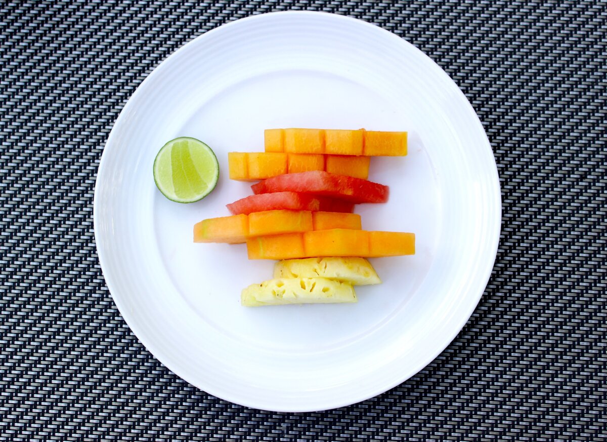 100 грамм фруктов. Plate Photography. Carrots on the Plate.