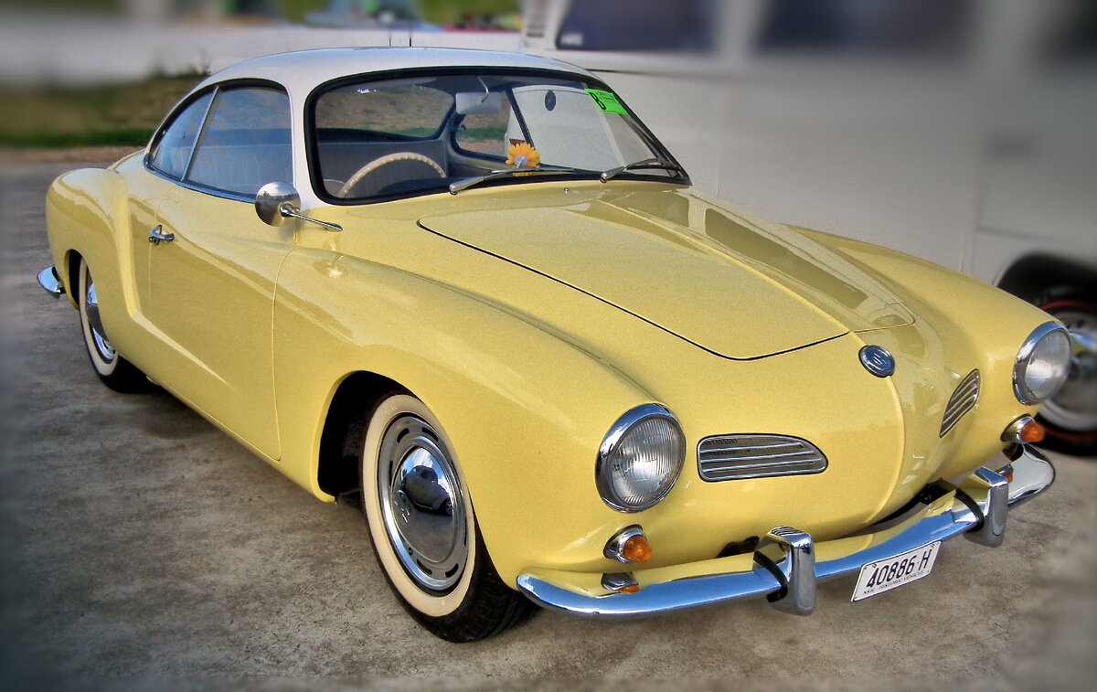 Volkswagen Karmann-Ghia в лимонном цвете