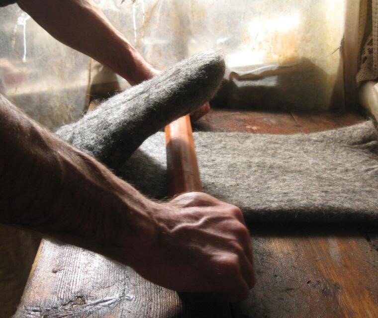 Ручная валка валенок с помощью скалки