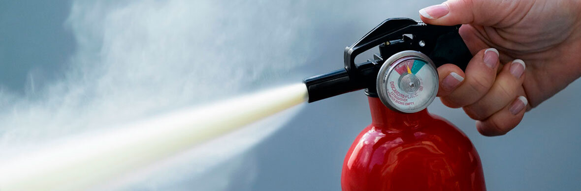 Практические занятия по обращению со средствами первичного пожаротушения на курсе ПТМ