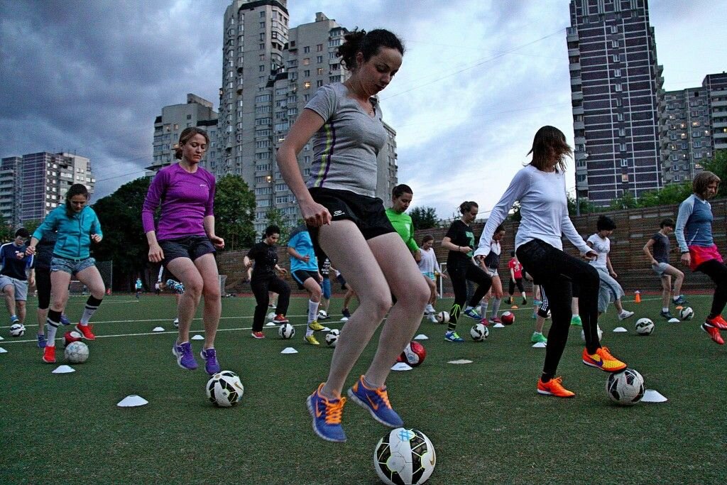 В футбол играли женщины. Тренировка по футболу. Подростковый женский футбол. Женский футбол тренировка. Тренировка футбол девушки.