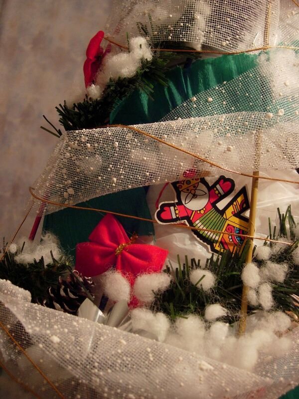 Ёлка №1 – ёлка на конусе, с еловыми ветками (искусственная хвоя)