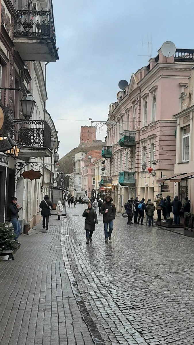 По пути в торговый центр, через старый город