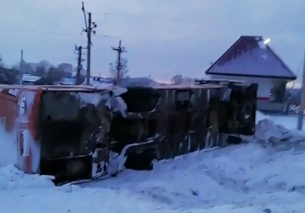 Пассажирский автобус сообщением «Барнаул-Кемерово» перевернулся в Гурьевском районе Кемеровской области