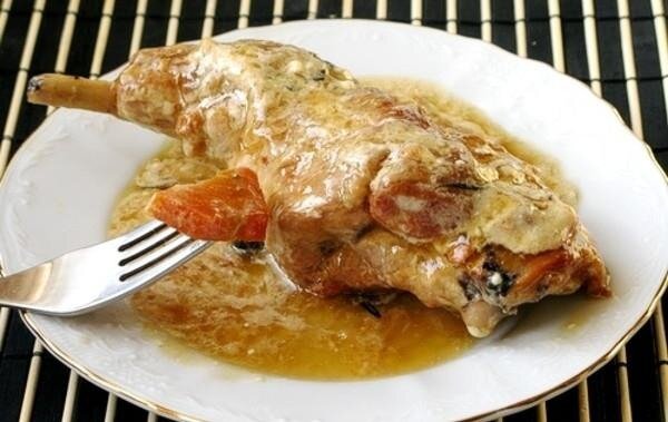 Заяц, запечённый в духовке целиком