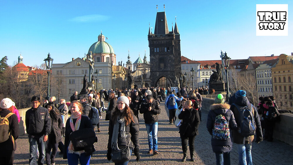 Почему попрошайки в Праге стоят в одинаковых позах? Кто они такие? (отзыв)