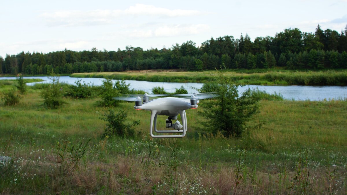 DJI Phantom 4 у земли. На заднем плане - река Неман, Беларусь.