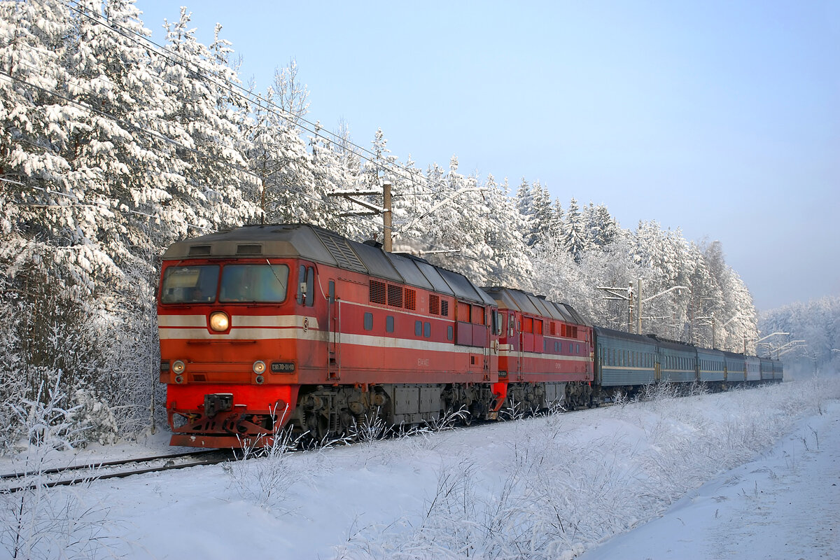 ТЭП70 в заводской окраске .