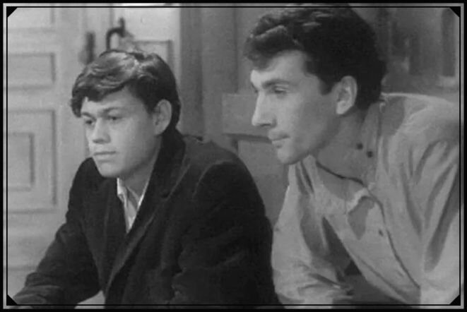 Кадр из фильма "...И снова май!" 1968 г, в титрах ошибочно написали Николай Караченцев, озвучил роль Ивана Шульги тогда более опытный коллега 