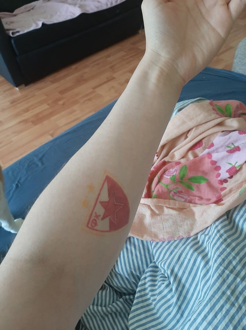 такая татуировка на левой руке