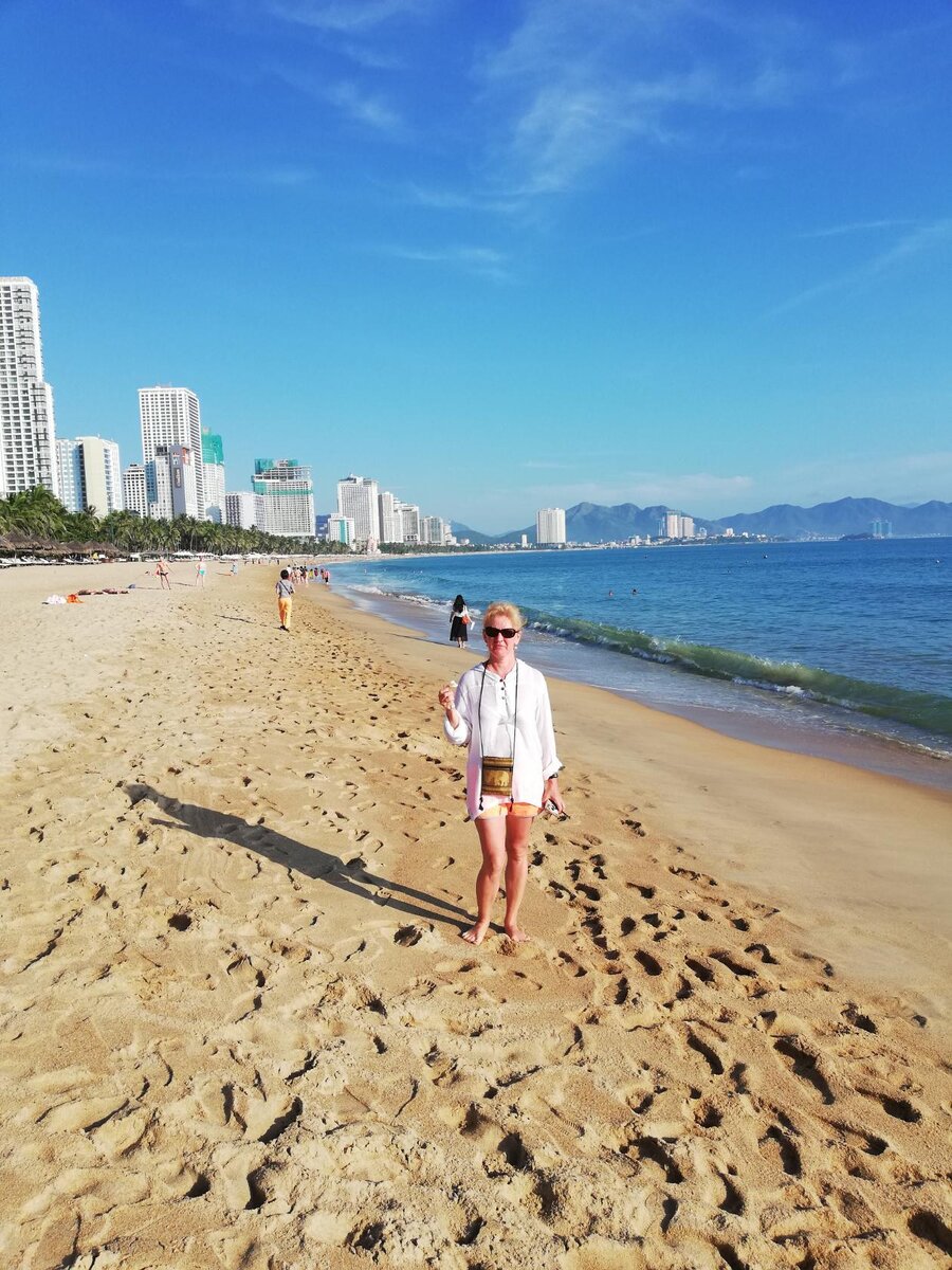 "Давай погуляем по песочку!" И муж безропотно прошел со мной весь этот пляж Нячанга.