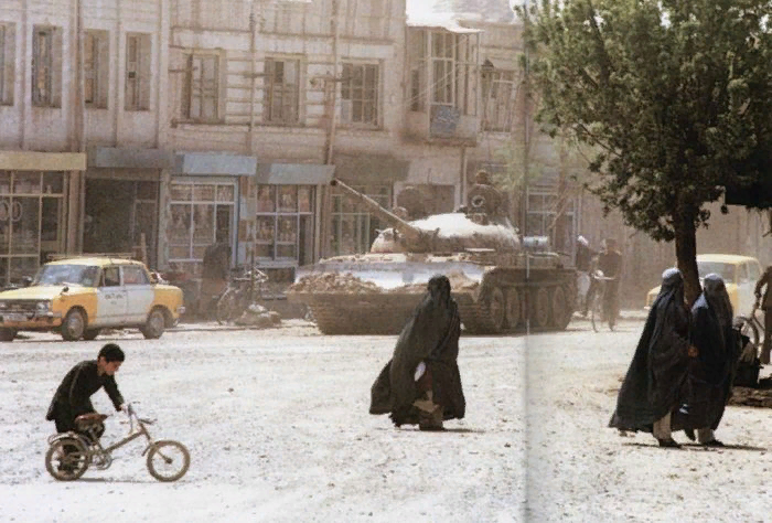 Советский танк в пригороде Герата, на западе Афганистана. Источник https://kulturologia.ru