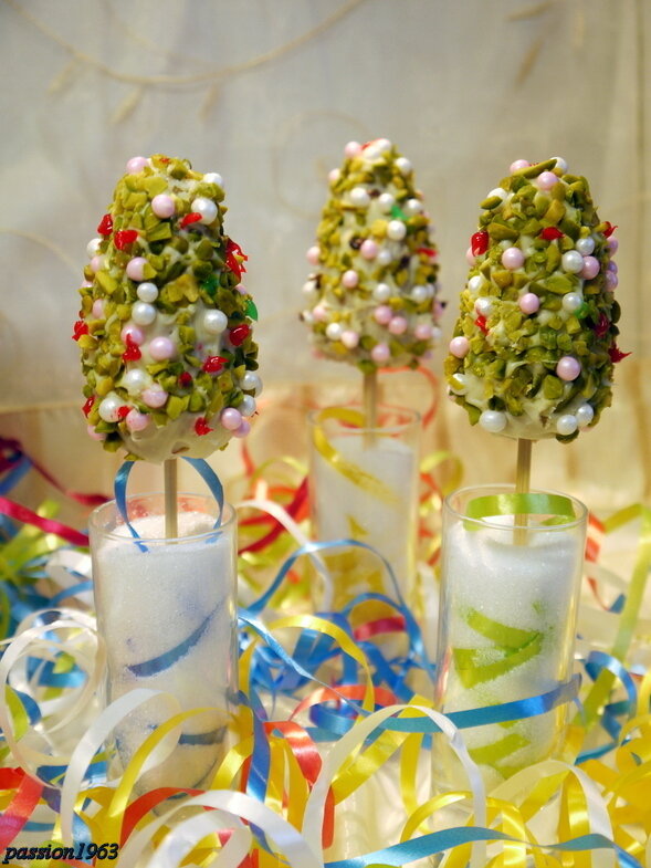  Ингредиенты 
    1 пачка (180 г) песочного печенья (у меня печенье со вкусом топленого молока)
    50 гр. цукатов
    30 гр. лепестков миндаля
    100-120 гр. марскапоне
    опционально для взрослых 1-2 ст.л. рома
    200 гр. белого шоколада
    100 гр. фисташек
    50 гр. сахарной декоративной присыпки (у меня сахарные жемчужины)
    деревянные шпажки