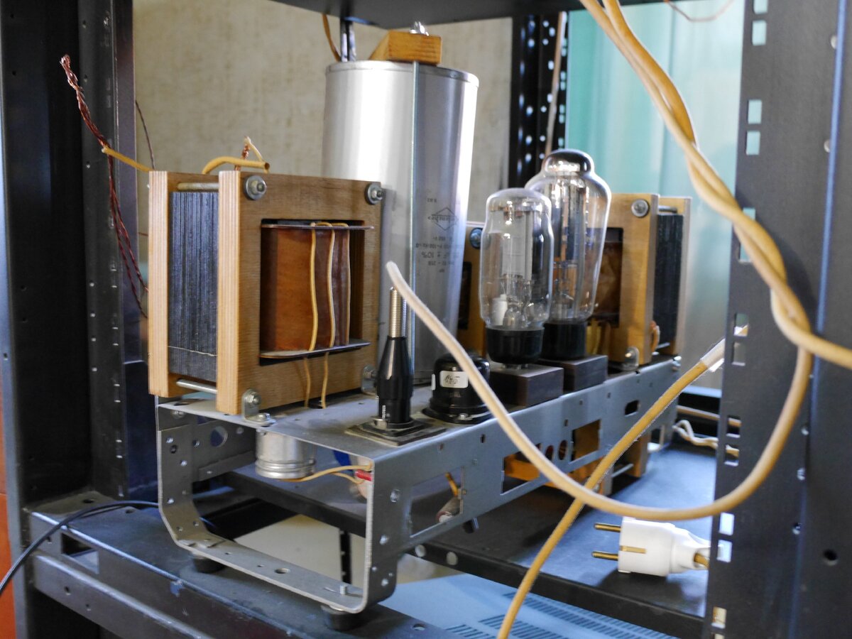 Фото старое, на нём не тот драйвер и нет выходного ВЧ трансформатора, а все остальные трансы первого изготовления, до переделок.