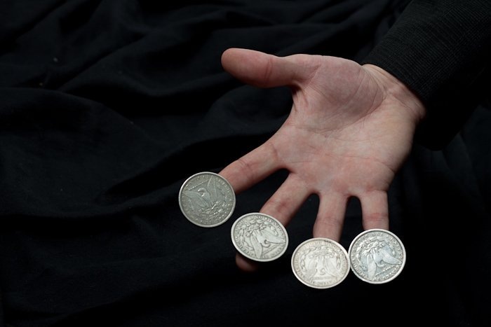 В качестве реквизита используем монеты большого размера.