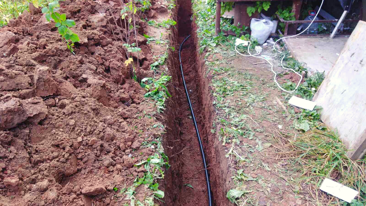 Траншея для заведения газовой магистрали в дом заказчика