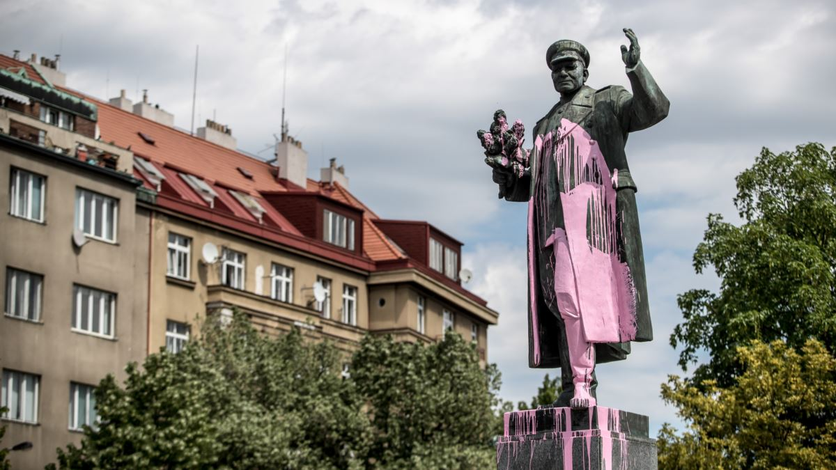 Ранее памятник герою-освободителю Чехии стоял в районе Прага-6. Теперь его демонтировали и перевезли в запасник с неясными перспективами. 