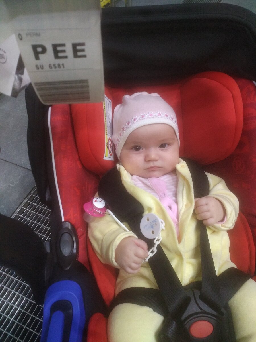 Первый в жизни полет: в аэропорту перемещались в автолюльке, но ее тоже пришлось класть на ленту, а ребенка доставать.