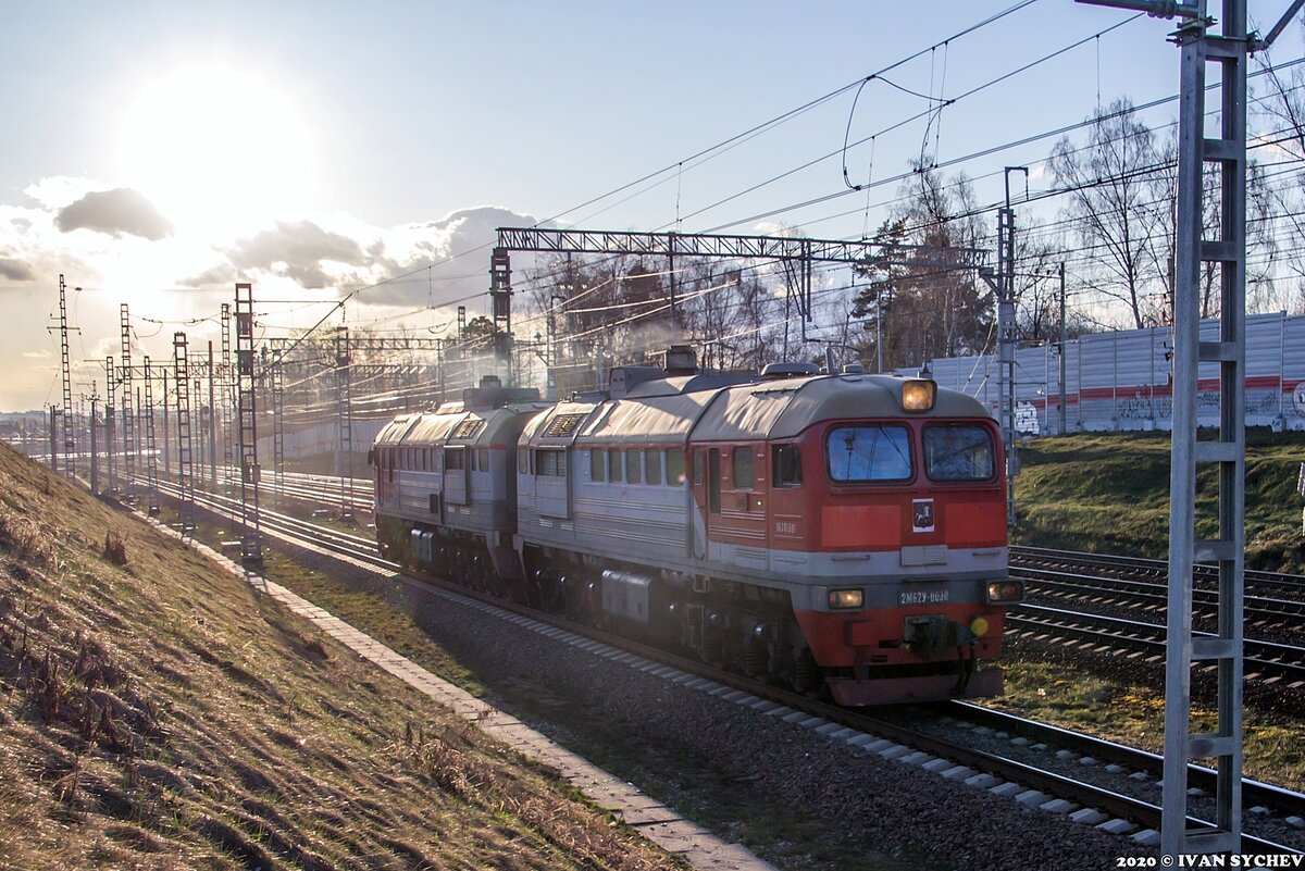 Тэм18г-001. Метельник локомотива. 5 ж д ь р о. Грузовая железнодорожная станция. Столбики на жд путях.