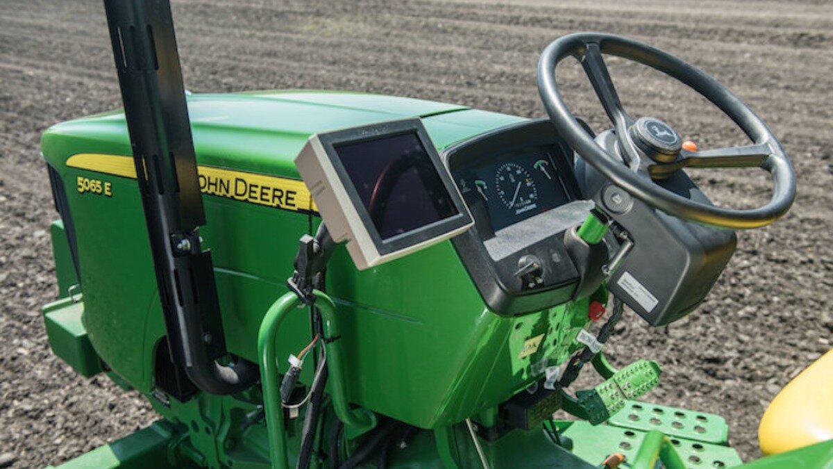 Фото:.precisionfarmingdealer.com Применение системы AutoTrac Universal 300 совместно с John Deere 4240 Universal Display