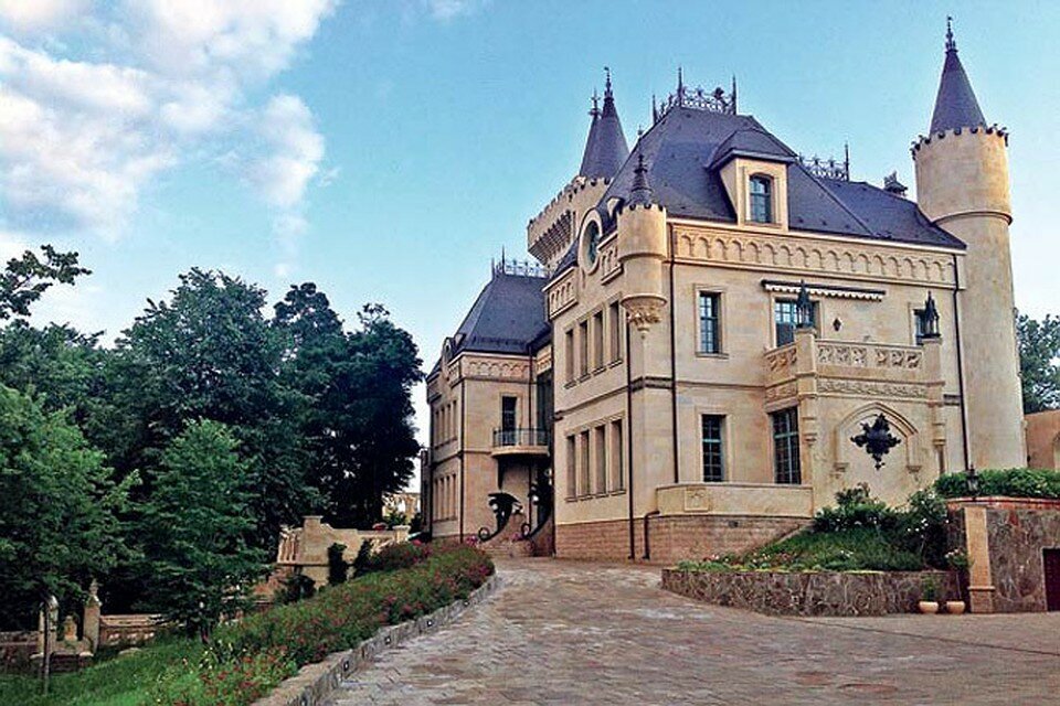 Особняк Галкина и Пугачевой больше похож на замок. Фото: eg.ru