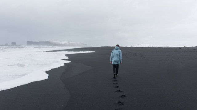 Плащ от бренда SHU