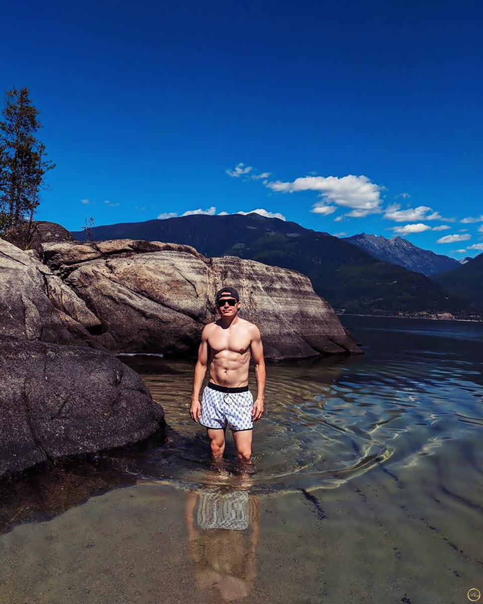 Многократный номинированный на премию JUNO артист с сотнями миллионов потоков на свое имя, Шон сотрудничал с некоторыми из крупнейших хитовых авторов индустрии, а также делился сценами с такими, как The Weeknd, Shawn Mendes, The Chainsmokers и Camila Cabello. Он наиболее известен за треки "Sound Of Your Heart" и "Remind Me" с Ванессой Хадженс, оба из которых сертифицированы двойной платиной в его родной Канаде.