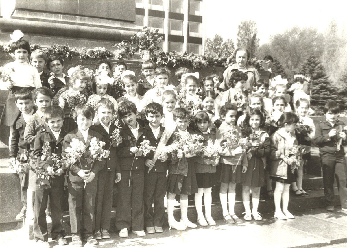  22/04/1990 - Площадь им. Ленина, Махачкала - я с классом
