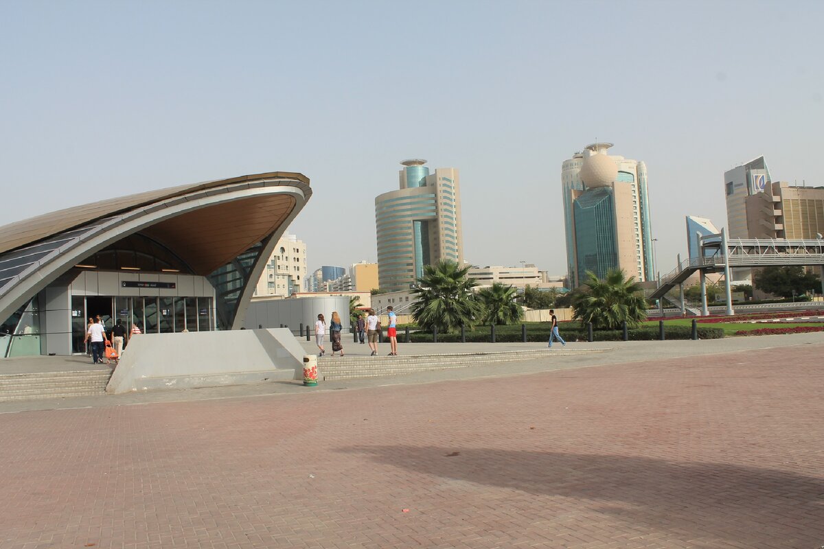 Слева станция метро