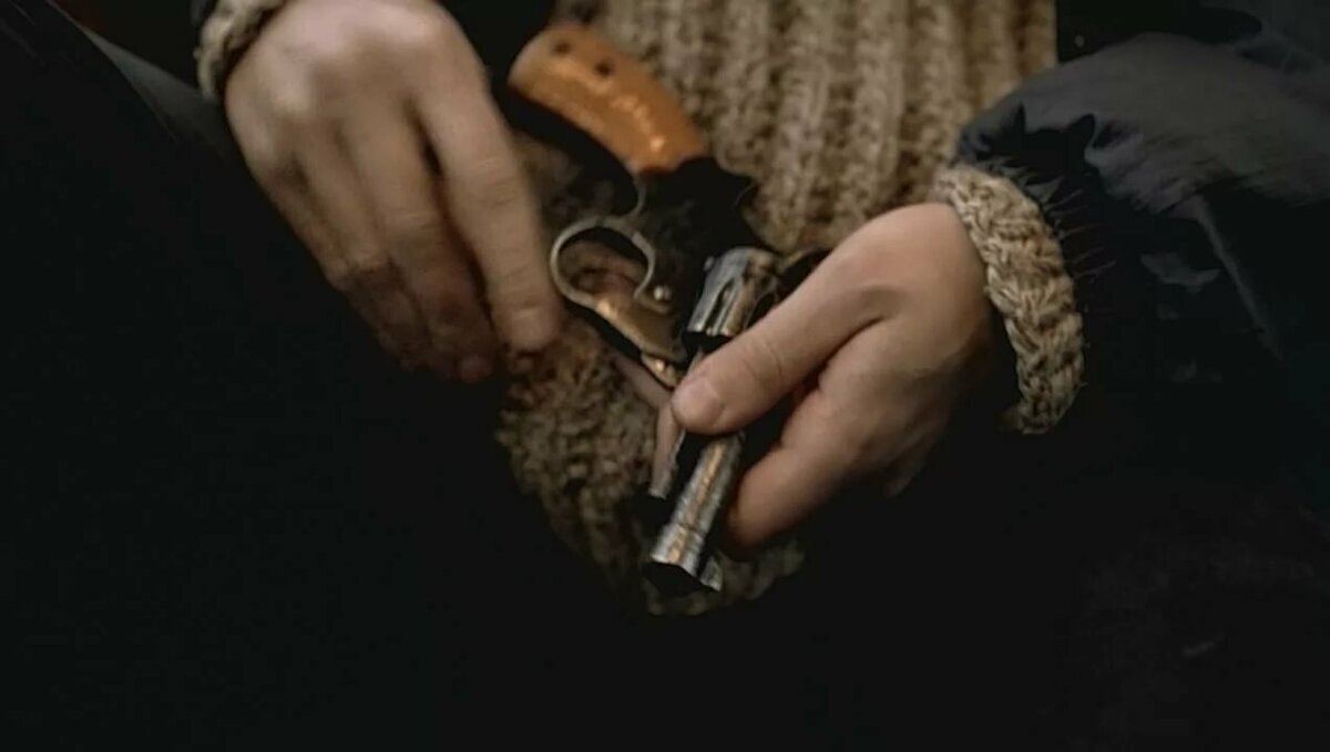 Кадр с револьвером