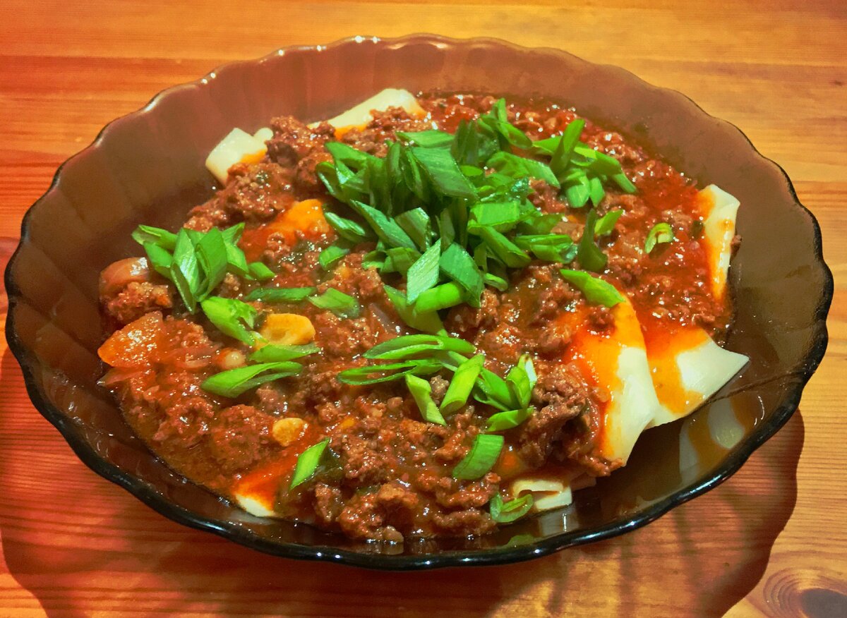 Паста "Болоньезе", или как называем его мы повара - "болон". По сути мясной соус с свежеотваренной пастой (любыми мучными издельями из твёрдых сортов пшеницы).