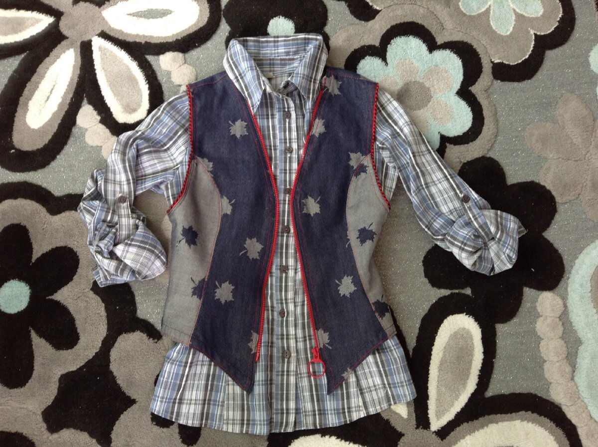 Джинсовый жилет на молнии.