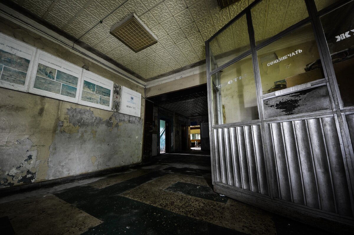 Зал ожидания с палаткой Союзпечати