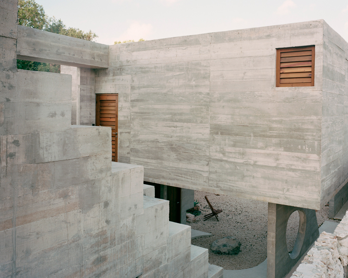 https://static.dezeen.com/uploads/2020/05/casa-merida-ludwig-godefroy-rory-gardiner-mexico-house_dezeen_2364_col_26.jpg