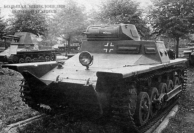 Плавающий вариант тапка Pz.l Ausf.B на выставке трофейной техники в ЦПКиО имени Горького. Москва, 1945 год. Обращает на себя внимание форма надгусеничных полок, не характерная для «сухопутных» машин