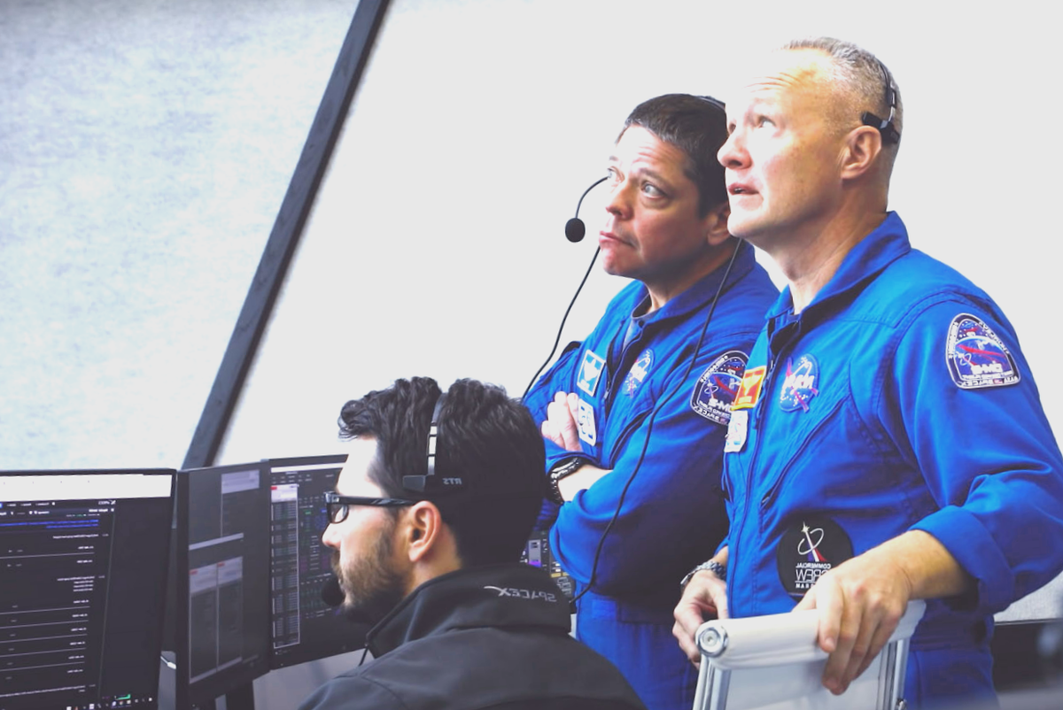 Астронавты НАСА Боб Бенкен и Даг Херли готовятся стать первыми коммерческими астронавтами, которые полетят на космическую станцию. Предоставлено: НАСА.