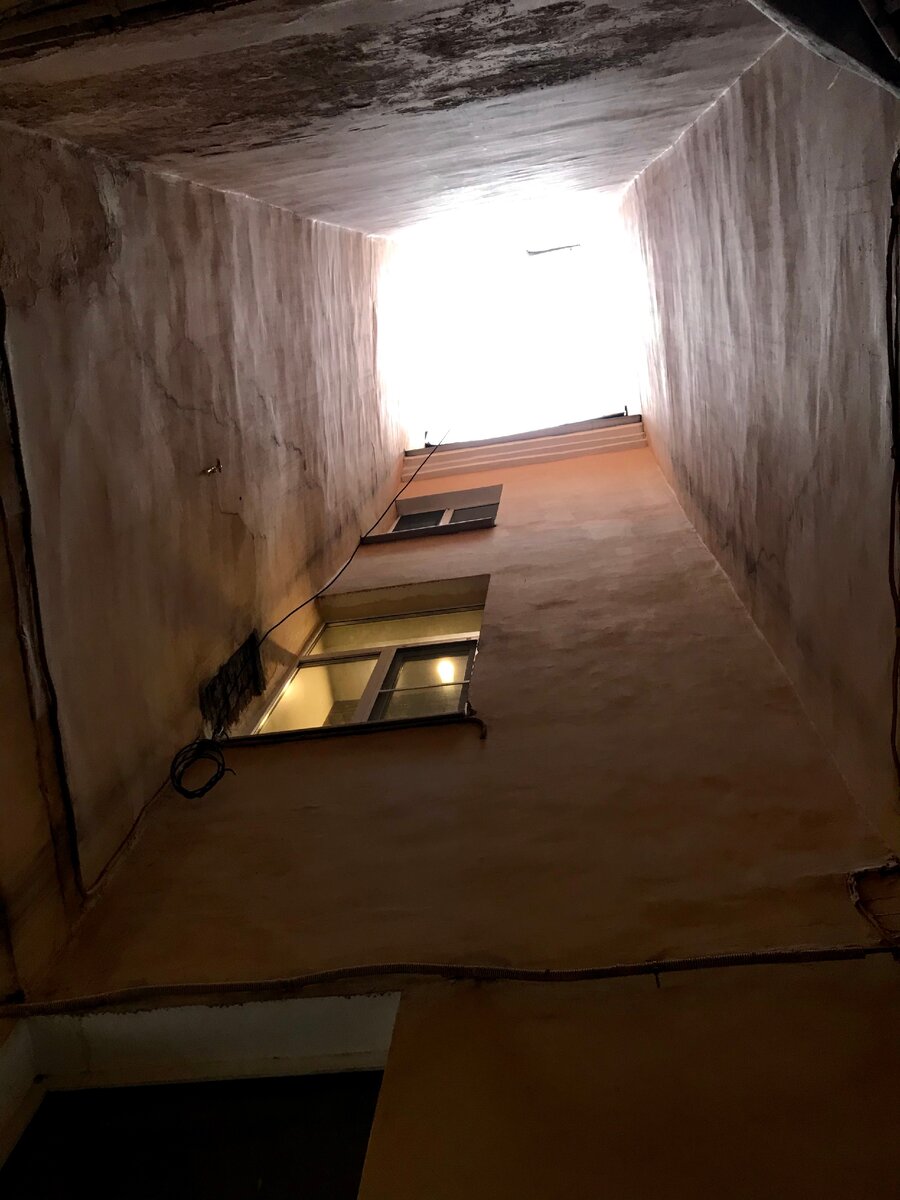 В окнах жителей всегда темно...