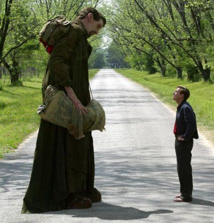 Мэттью Макгрори и Юэн Макгрегор в фильме «Крупная рыба». Кадр из фильма