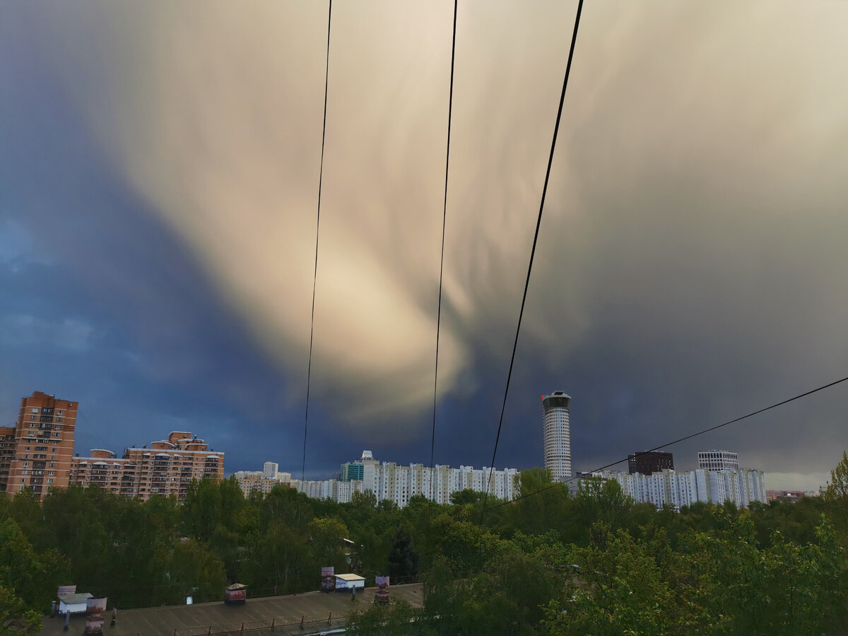 Необычные явления в небе Москвы. Сидя дома я частенько поглядываю за окно. Погода меняется каждые полчаса и вчера было…