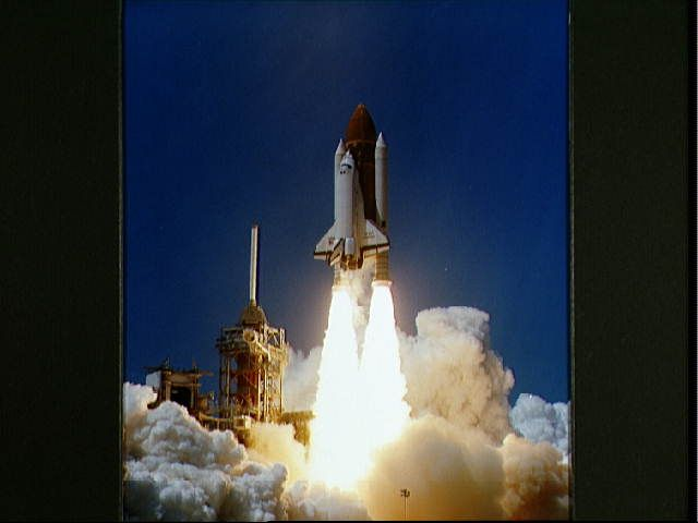 Вид на запуск первого челнока «Челленджер» STS-6 4 апреля 1983 года. С данного ракурса  «Челленджер» просто расчищает стартовую площадку в облаке дыма. 