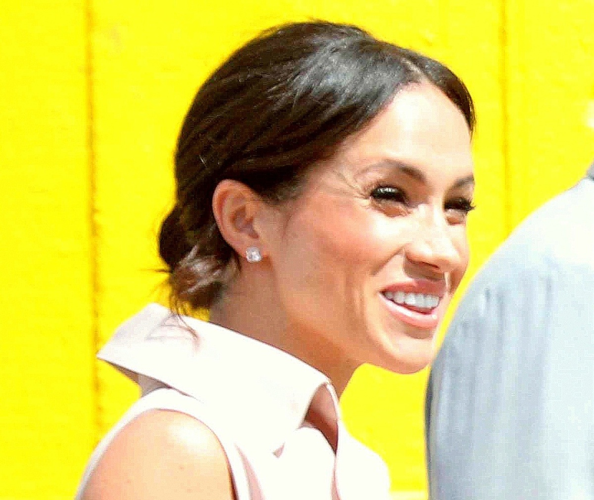 С улыбкой,   навстречу с новыми журналистами.