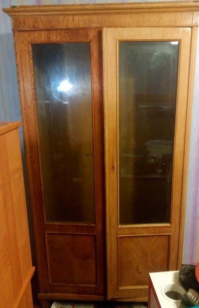 Вот такой шкаф, наполовину уже отмытый от грязи и масла. Второй - идентичный. 