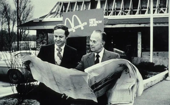 Ричард и Морис Макдоналды. Примерно 1950-е года. фото из интернета.