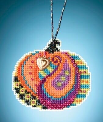 Тыква с ярким узором и изящным сердечком