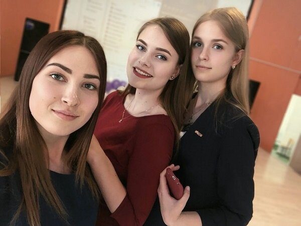 Шишкина Екатерина (в центре) из Бородино вместе с одноклассницами 