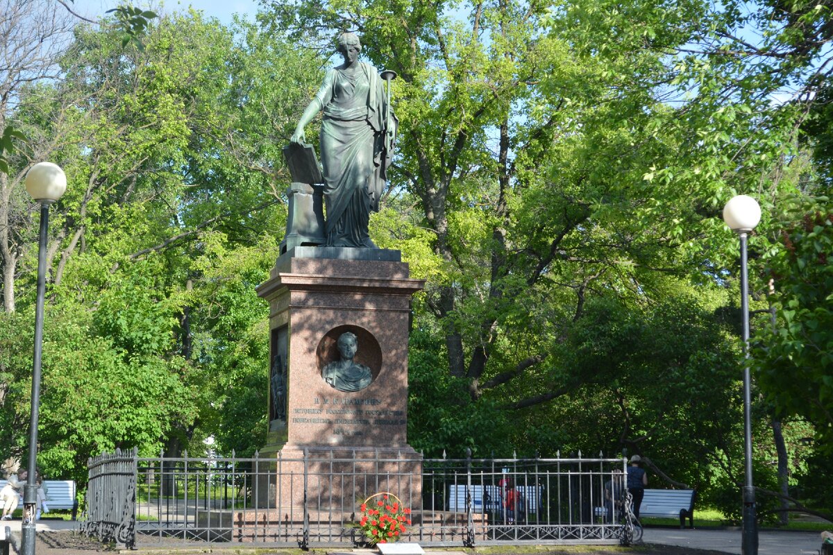 Памятник Н.М. Карамзину, г. Ульяновск, фото автора