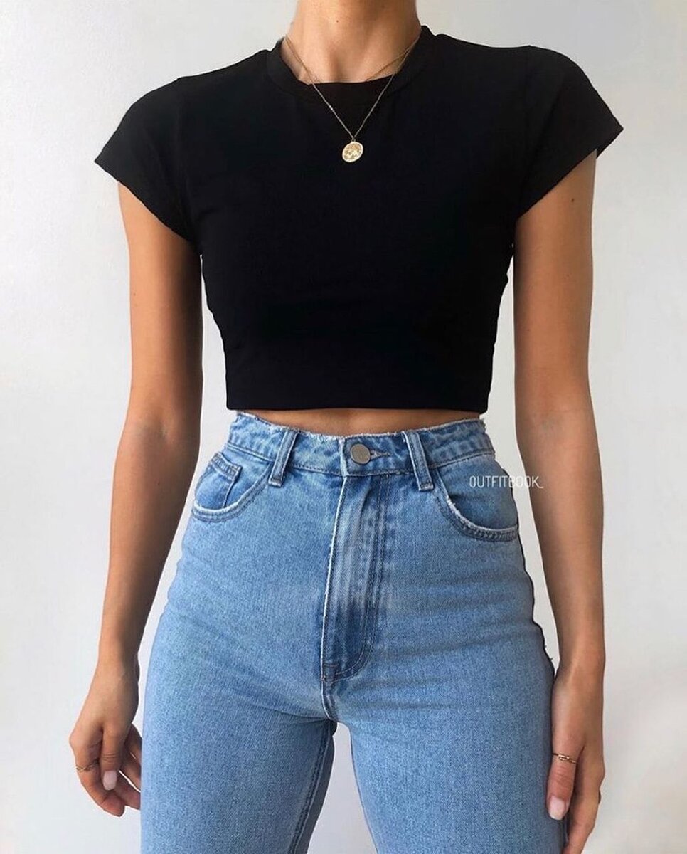  Кроп-топ - один из главных трендов весенне-летнего сезона. Ультрапопулярный в 90-е и вновь появившись в прошлом году, в этом сезоне, по мнению многих авторитетных изданий, кроп-топ стал вещью must-have.